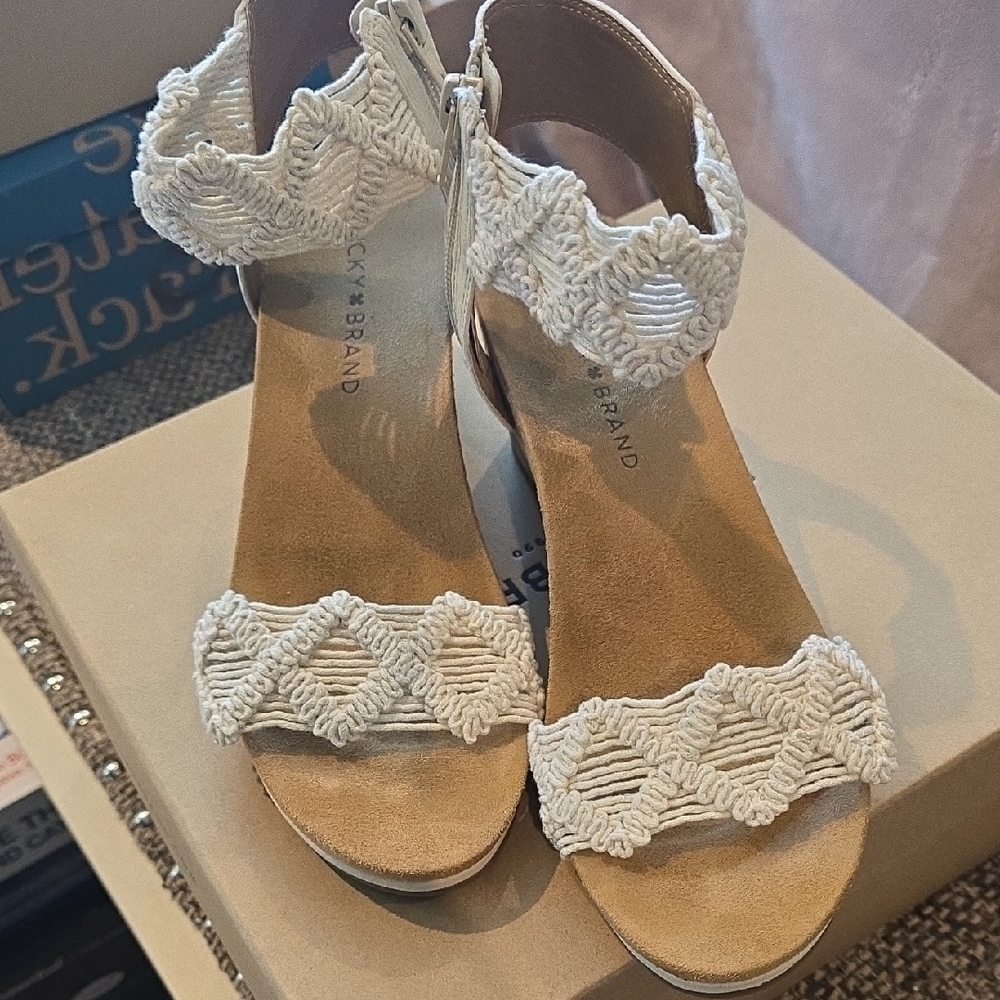 Lucky Brand Women's Tan and Cream Wedges - Picture 3 of 9